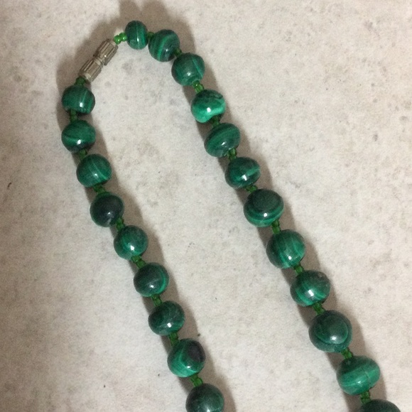 Emerald green beaded necklace with drop pendant - Picture 6 of 7